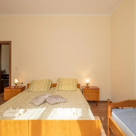 Lucie Center - 5 People Apartman Szófia