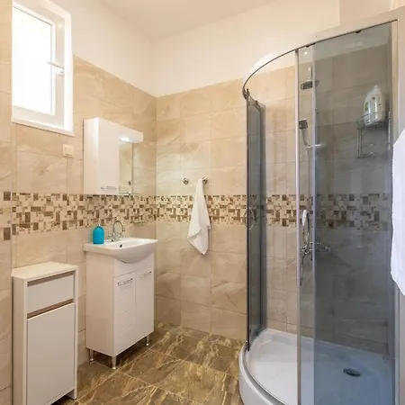 Lucie Center - 5 People Apartman Szófia