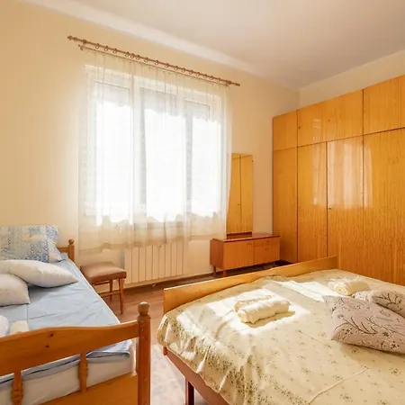 Lucie Center - 5 People Apartment Sofia