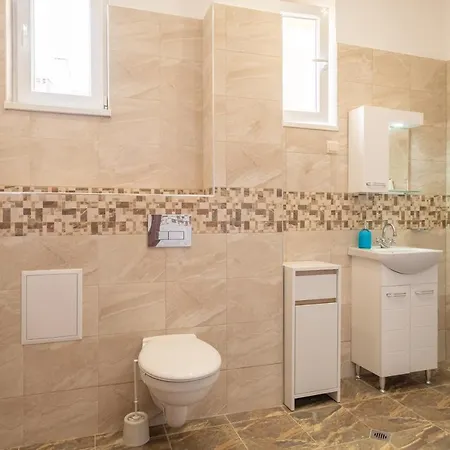 Lucie Center - 5 People Apartman