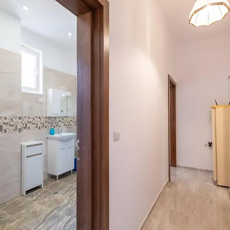 Lucie Center - 5 People Apartment Sofia